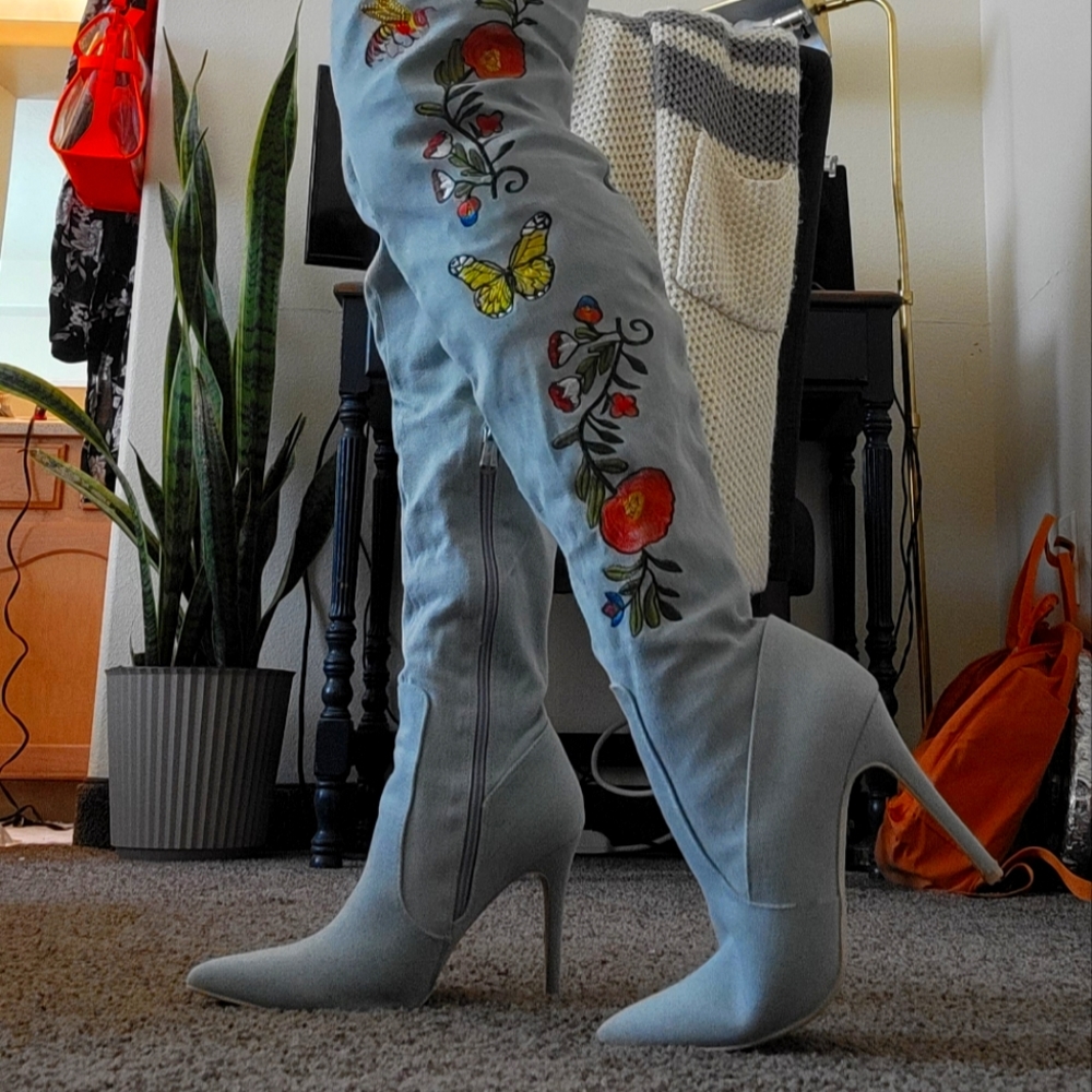 Thigh high Cape Robin heels. Size 9M, flowers and bees embroidered, Denim fabric